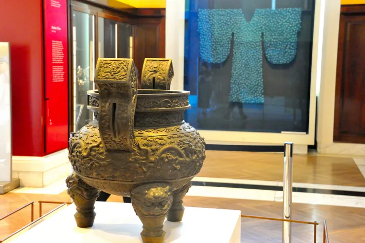 【中國與南亞展室，背景的陶瓷蝶衣十分美麗，是中國現代工藝作品，掛在衣服上的孔雀藍色蝴蝶，共1萬隻，在景德鎮燒製。】