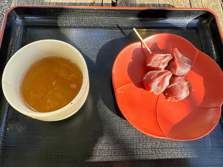 一杯焙茶搭配在地的豆沙小點一起吃超棒