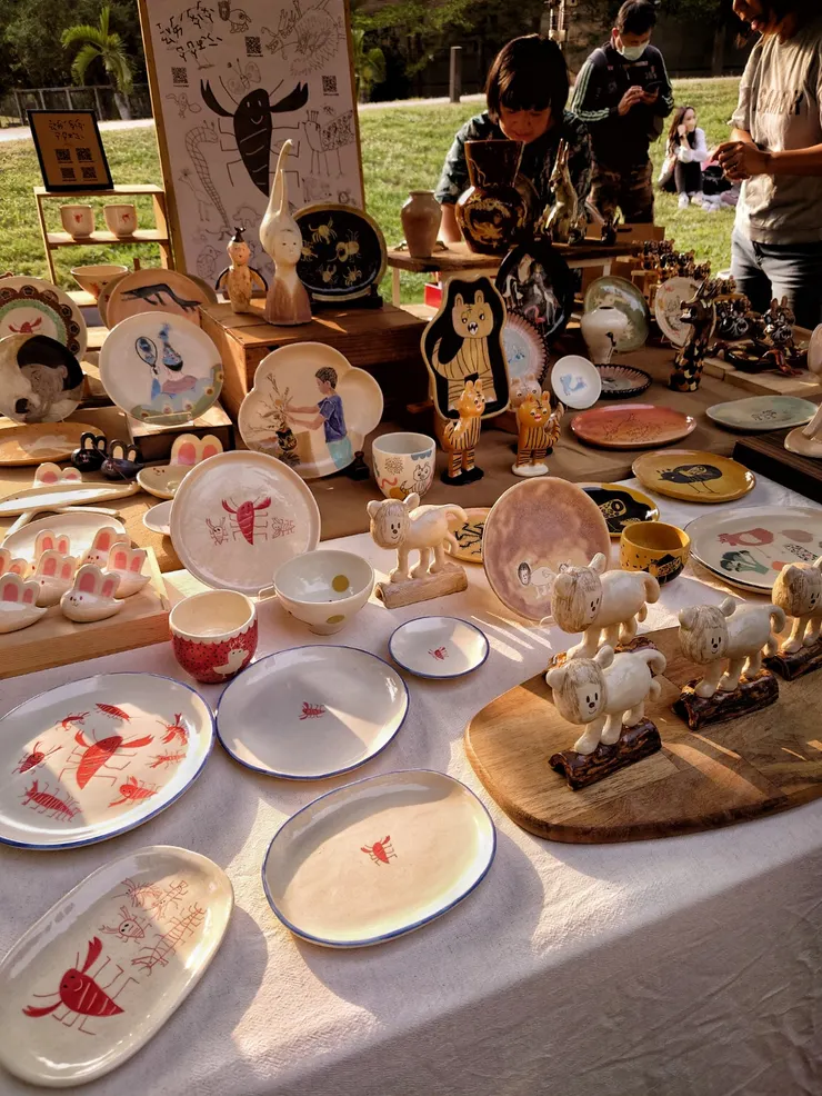 這攤手繪陶盤,是由母親及其年僅十歲的兒子共同創作