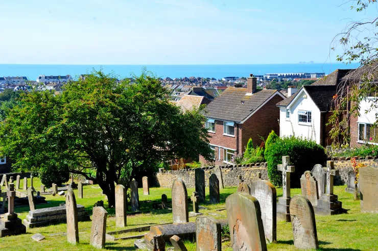 【教堂墓園佔地頗廣，據說18世紀末至19世紀初年間設立，約2百年歷史，週邊住民不少，照樣安居樂業。】