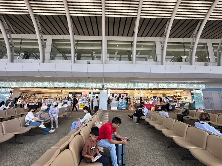 候機室內也有少許免稅商店