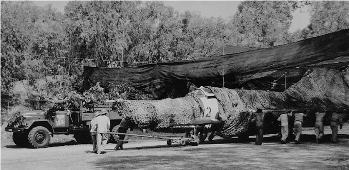 一架正在遷移到偽裝網之下的米格21。