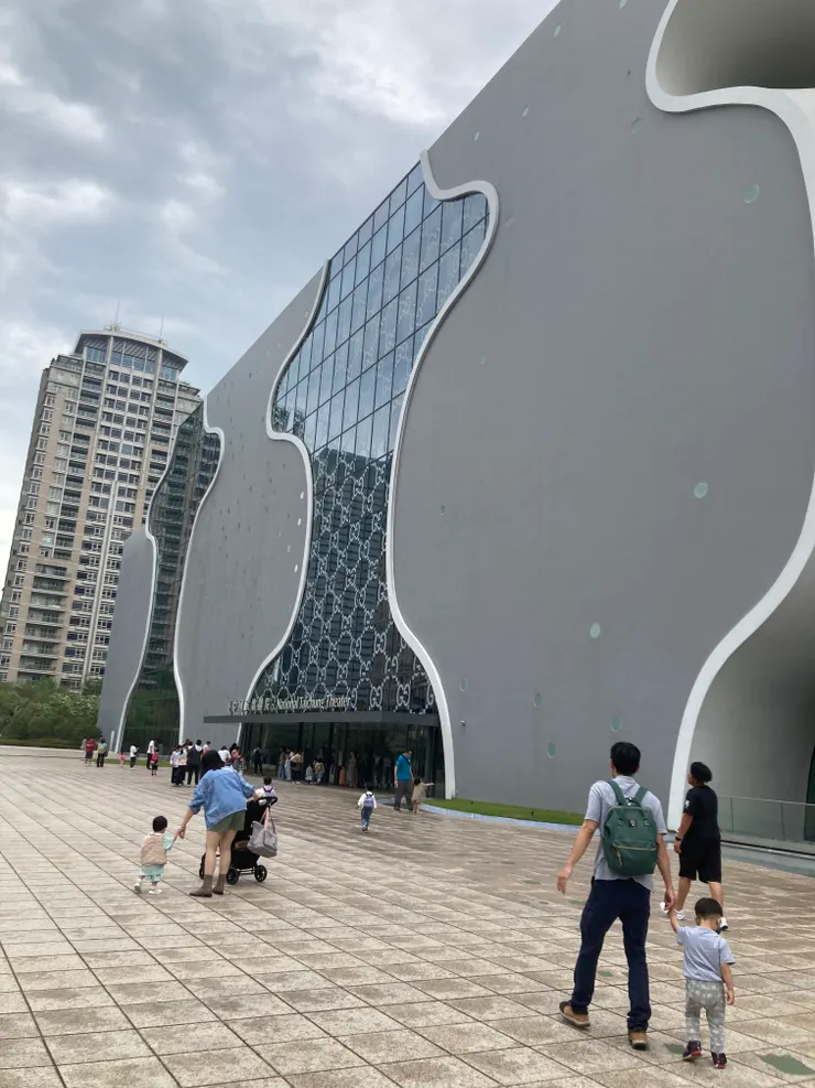 來看早上第一場巧虎音樂會的人也很多！歌劇院門口看得到排隊人潮！