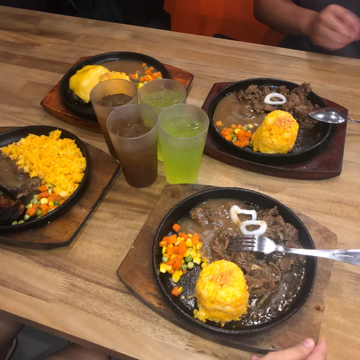 在SM的餐廳，我忘記叫什麼了。我吃牛肉的，他們的飯是會香香的那種，然後飲料的顏色always很奇怪，不過綠色那個小黃瓜還不錯喝