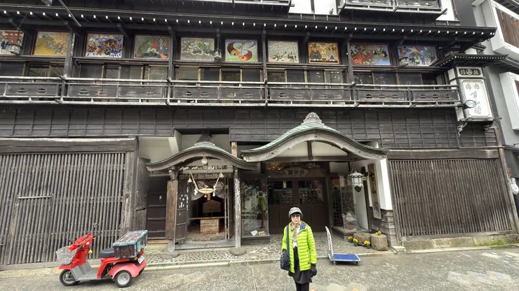 掛著一排「鏝繪」藝術品，是粉刷水泥的職人在灰泥牆上，用鏝刀刻劃出的動植物浮雕裝飾。