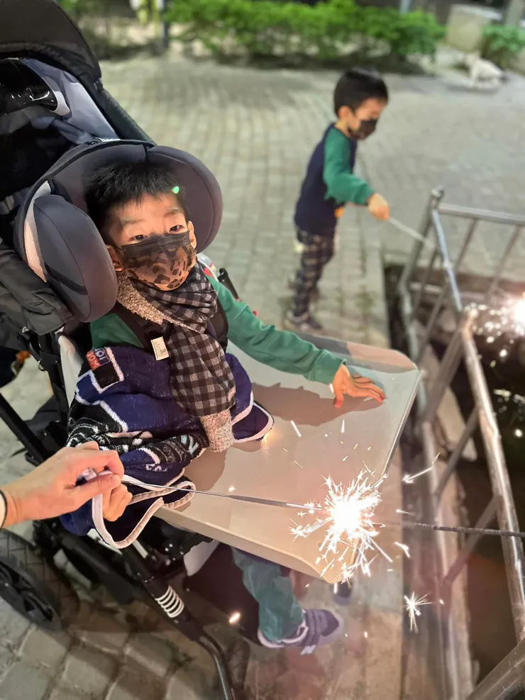 無口語極重度障礙也能嘗試各種可能。很愛玩仙女棒~2013