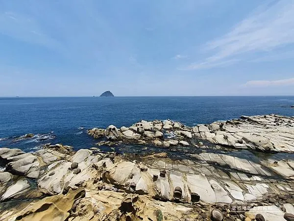 遠方小島即為基隆嶼