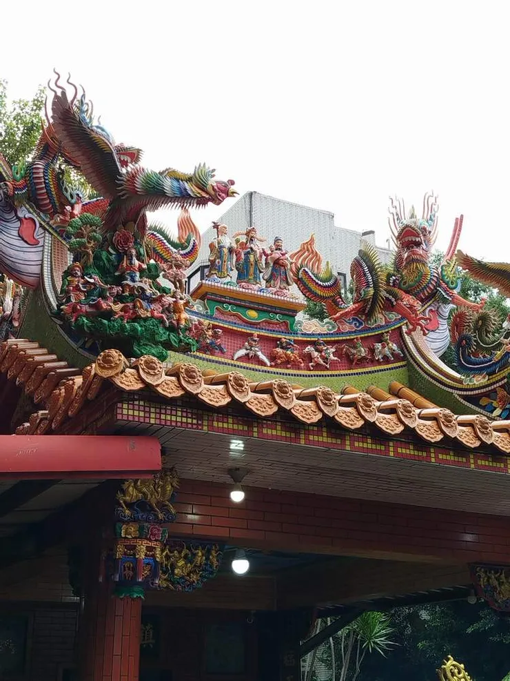 繁複的廟頂裝飾是台灣廟宇的特色