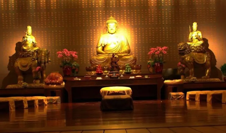 南投大慈禪寺大殿的華嚴三聖(林福燦居士拍攝)