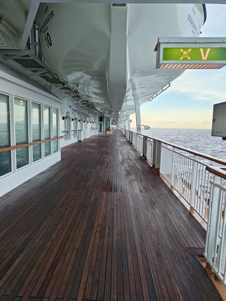 清晨的7樓甲板(這個地方放個躺椅多好)