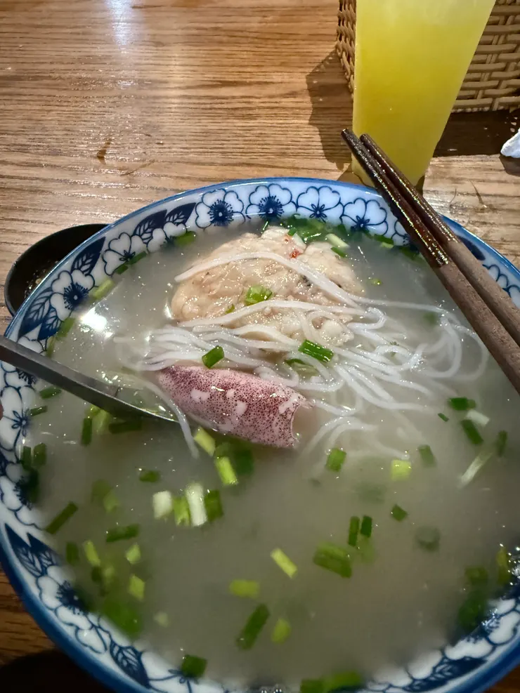 小卷米粉跟蝦團，加上醬，有特色