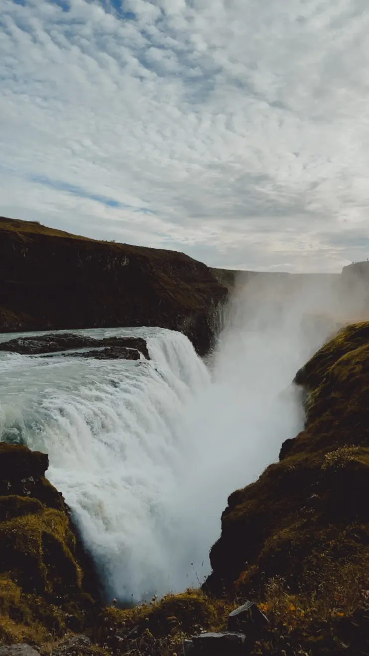 瀑布有好幾層，水花直接濺到空中。