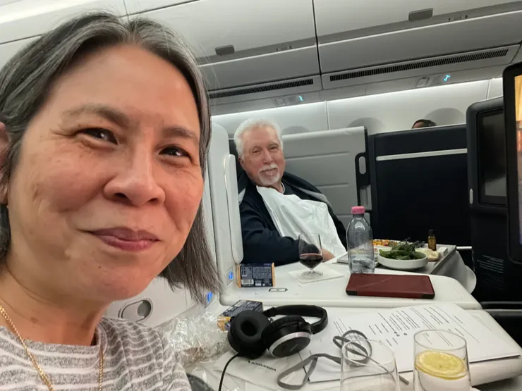 Our business class experience. 中間放的是好幾頁的菜單。