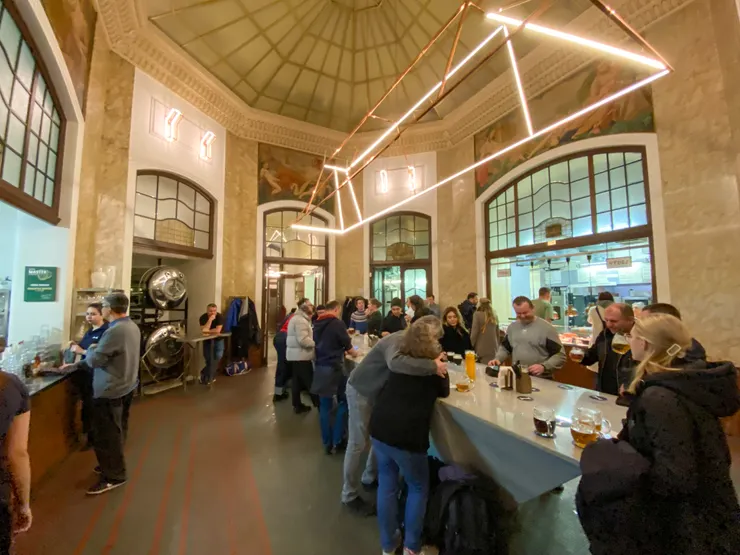 希希帶我去的這間餐廳叫做「Kantýna」,前身是一間19世紀的銀行,挑高的室內保留昔日銀行大廳的風華。