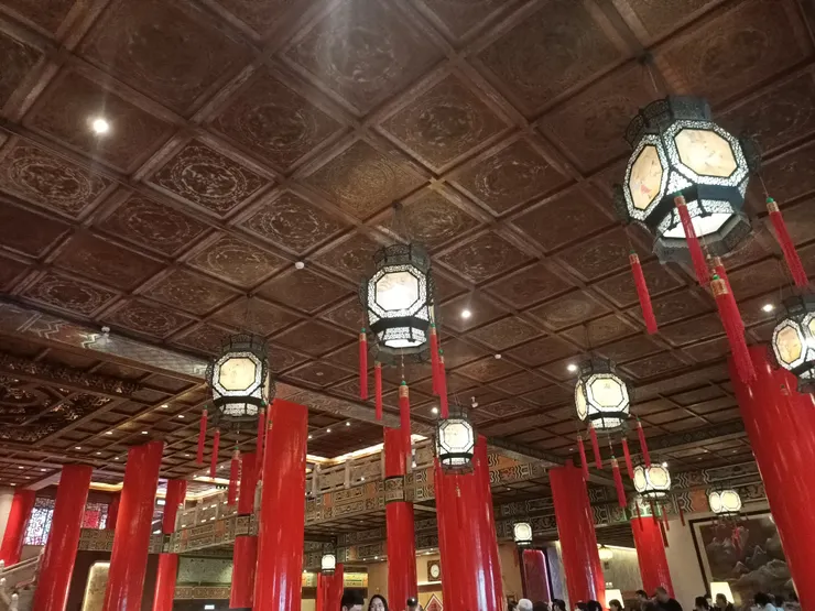 天花板，是由許多個龍圖案，拼出來的