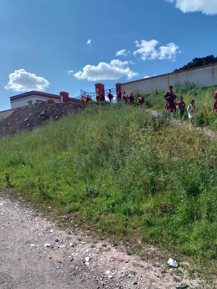 前往天葬臺的路上,剛好遇到可愛的小喇嘛下課啦