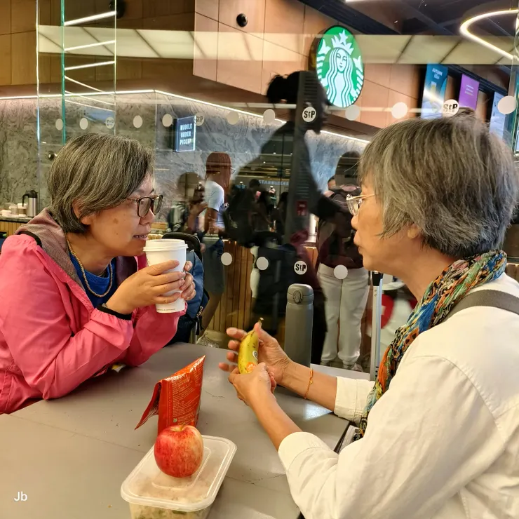 【那天去海斯時見國際線大排長龍，不敢怠慢，寧願更提早，在車站找間星巴克坐。】