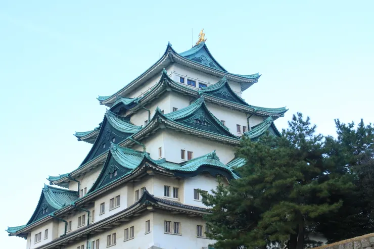 很難想像屋頂的巨大金鯱是純金的