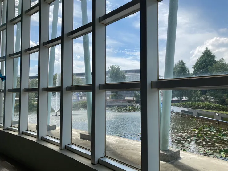 室外有噴水池，看起來就很消暑！