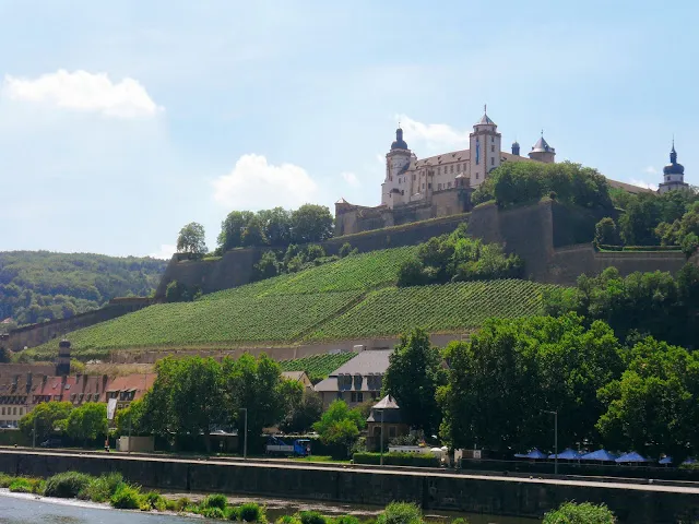 德國羅曼蒂克大道起點烏茲堡 Würzburg 美茵河與瑪利安堡要塞
