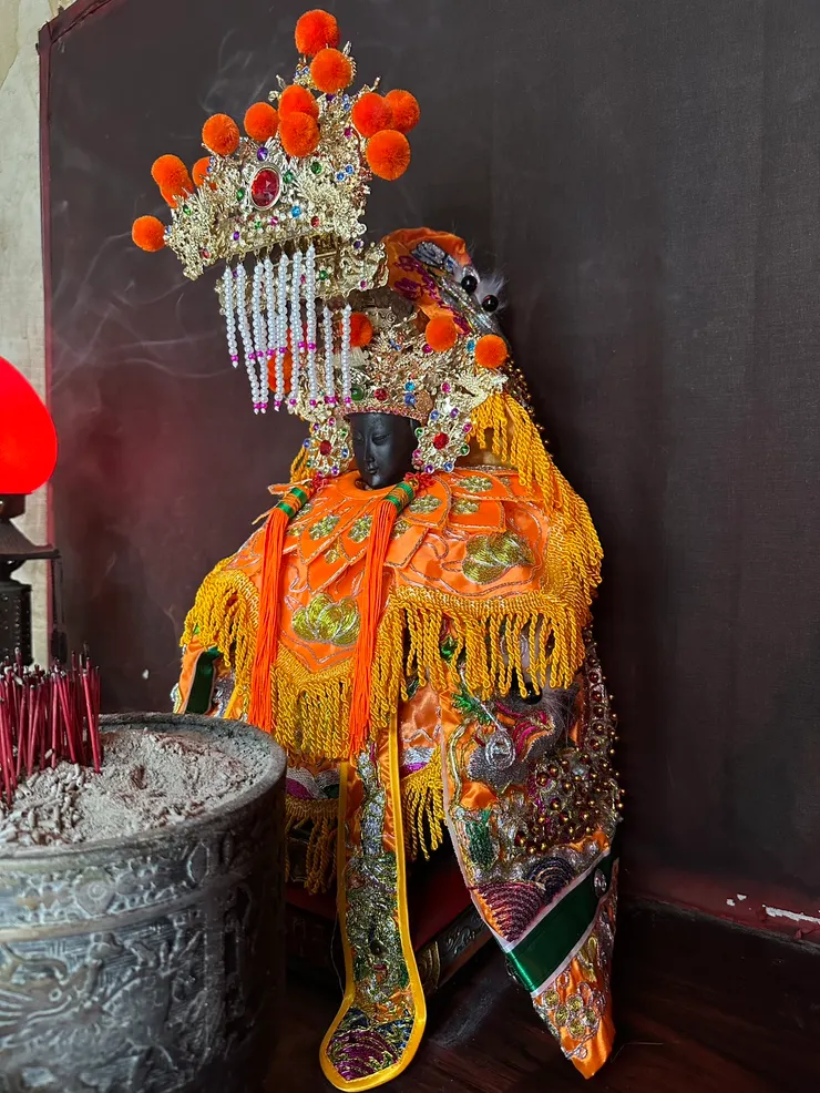 龍益行｜台南佛具店・金紙店・宗教百貨・神主牌雕刻・拜拜用品 專精 神主牌雕刻與祖先牌位製作，提供佛具、金紙、神桌、拜拜用品等完整祭祀用品。 服務包含：擇日安神位、安祖先、神桌安裝、神明換新衣到府服務，並支援 外縣市宅配，讓您安心完成祭祀。