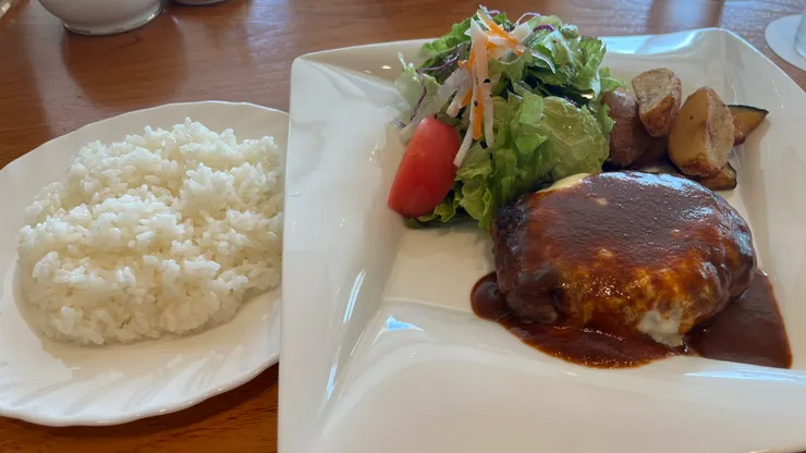 整個菜盤顏色豐富。