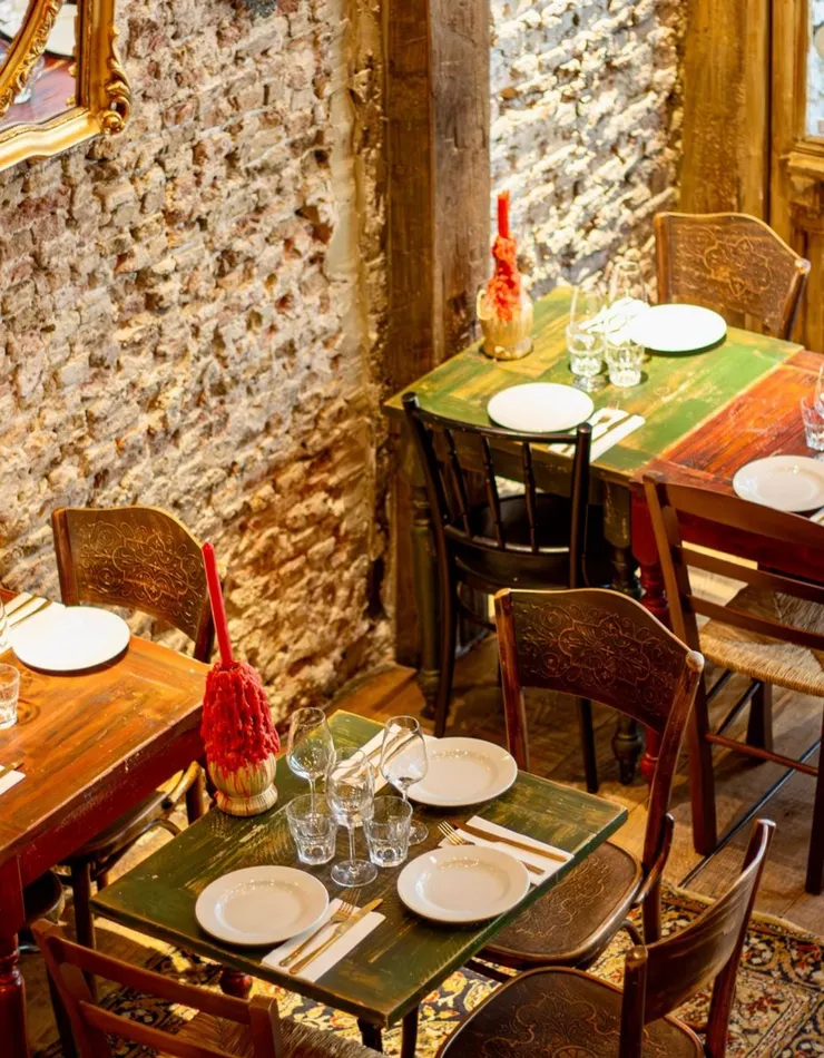 圖片來自於官方IG，跟隔壁桌靠得有夠近。