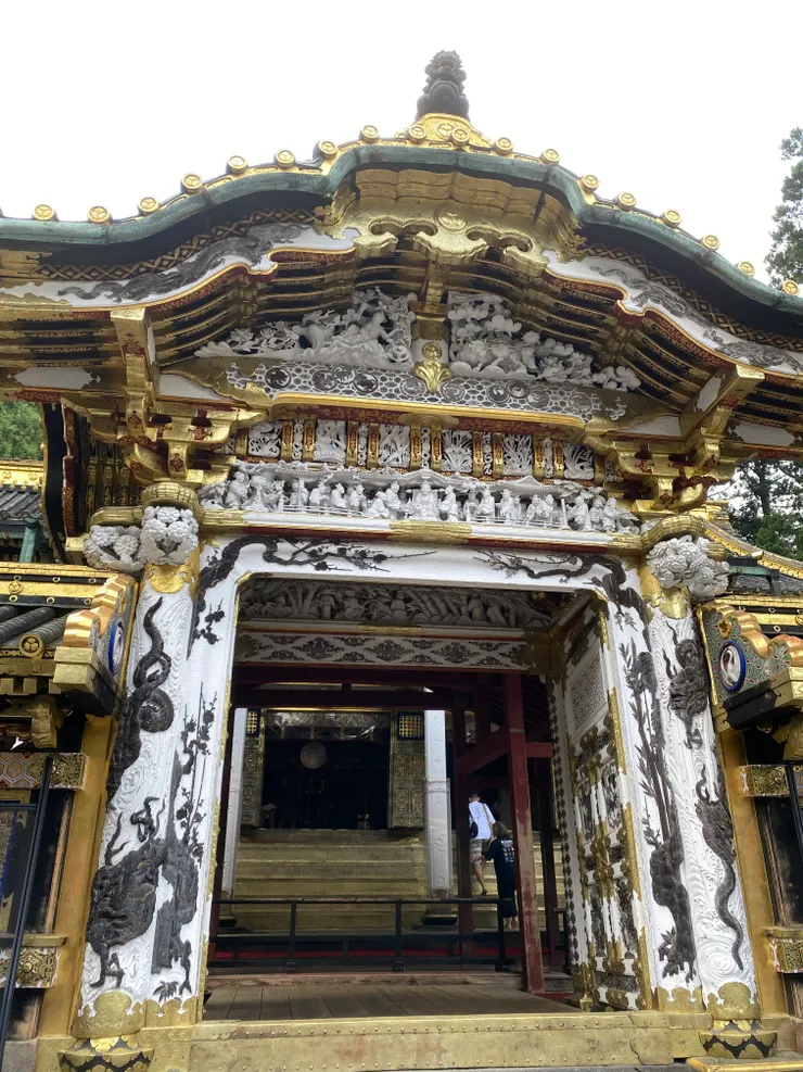 穿過唐門入本殿參拜以及購買伴手禮