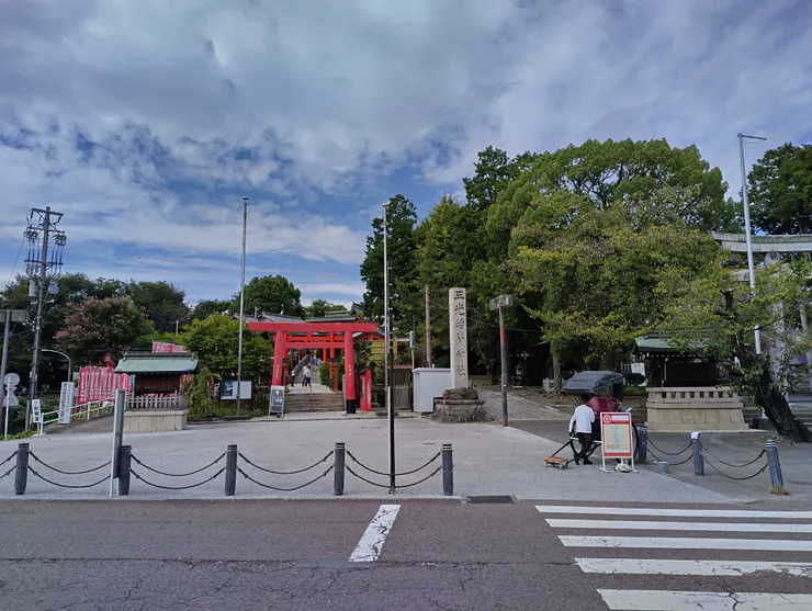 走完城下町就會看到三光稻荷神社跟針綱神社