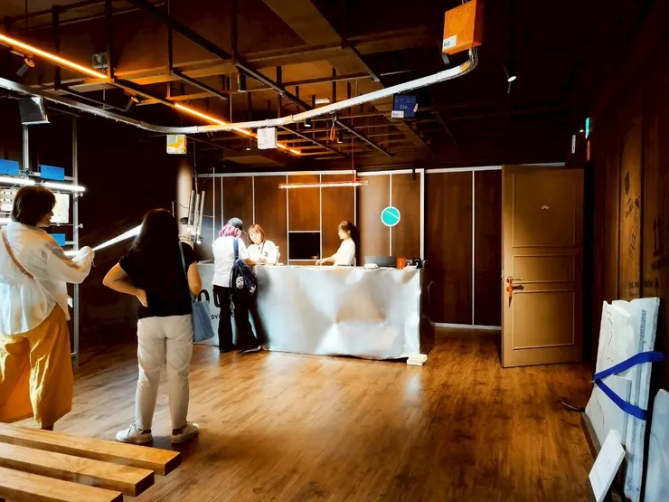 入店後先向店員拿取號碼牌，餅乾便會在稍後送到你的位置，輕鬆又方便～