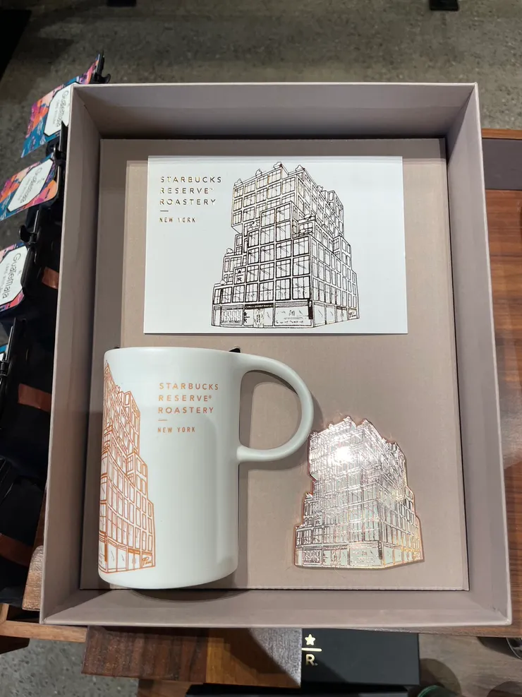 印有紐約星巴克臻選烘焙工坊建築的紀念品