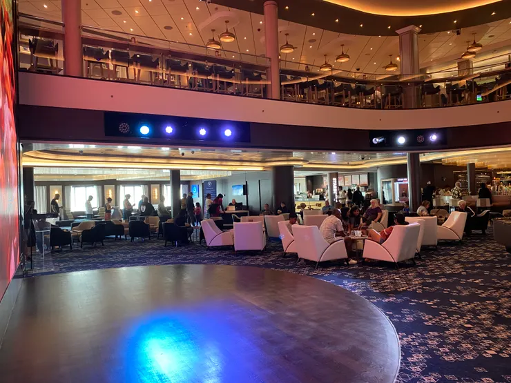 Atrium 服務台及交誼廳