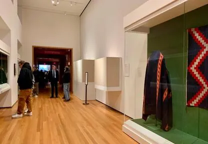 克利夫蘭藝術博物館已將部分展示美國原住民的藝術品遮擋起來，並附上解釋這個情形的說明牌，圖片來源：Steven Litt, cleveland. com