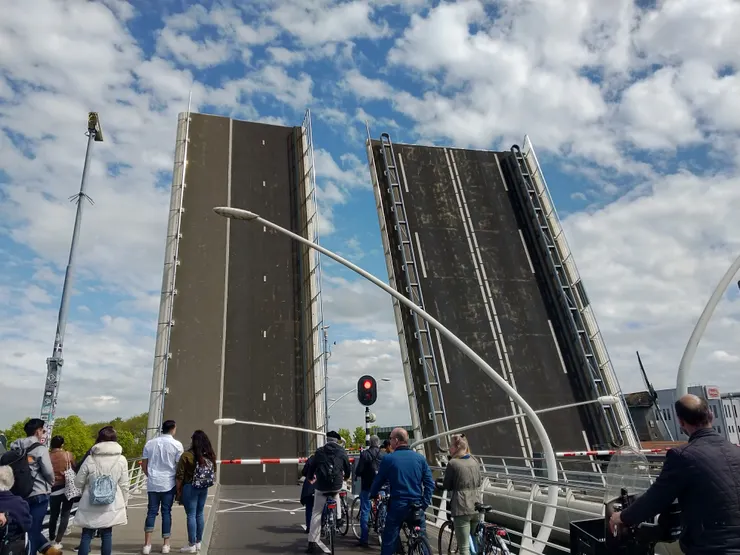快到風車村之前遇到開合橋