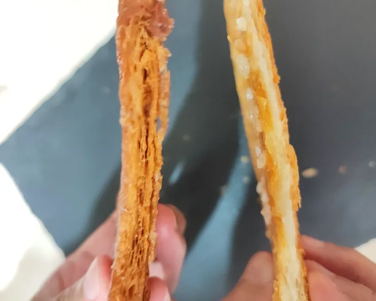 ▴ 扁可頌切面／(左)宝泉扁可頌、(右)全家買到的扁可頌