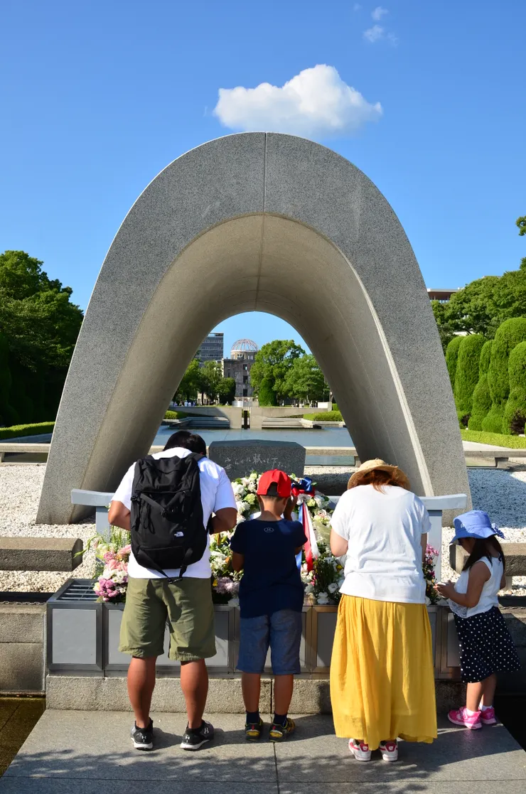 原爆紀念碑前默哀