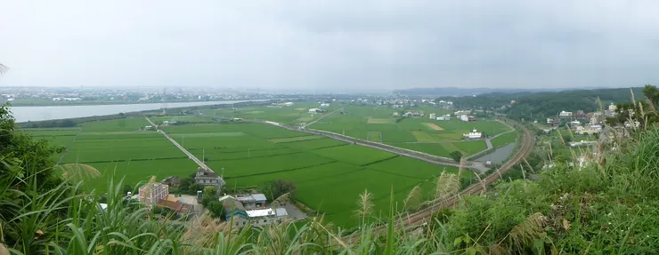圖示：從台灣苗栗鄭漢步道眺望造橋當地農田。圖片來源為張居隱：https://tw.pixtastock.com/photo/109975953