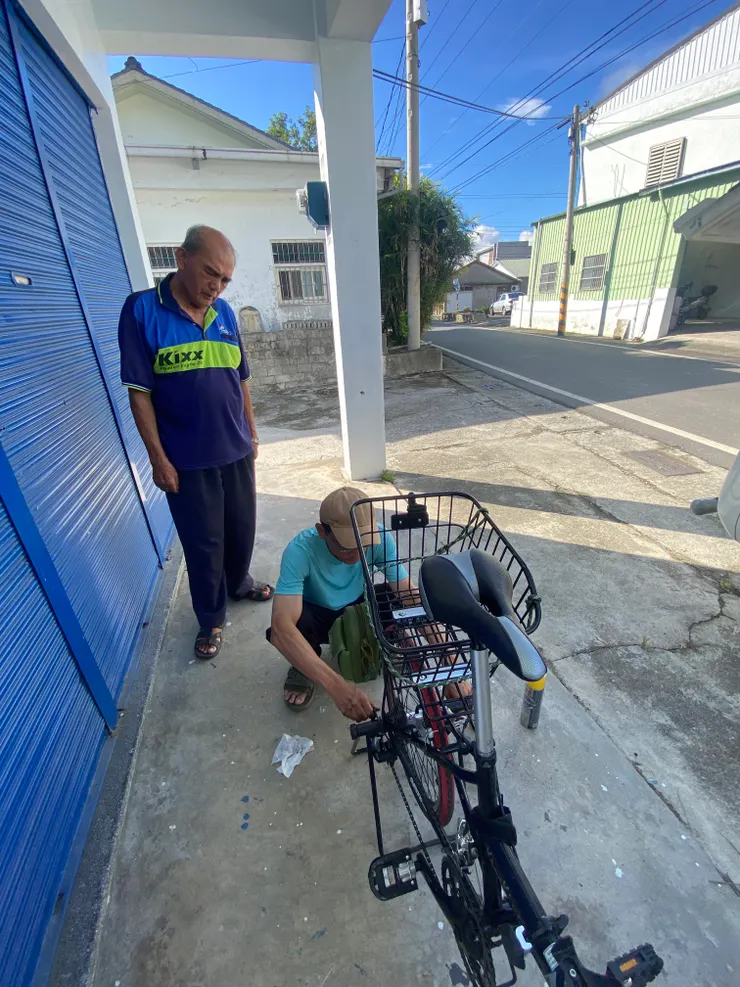 鄰居阿伯也來聊天