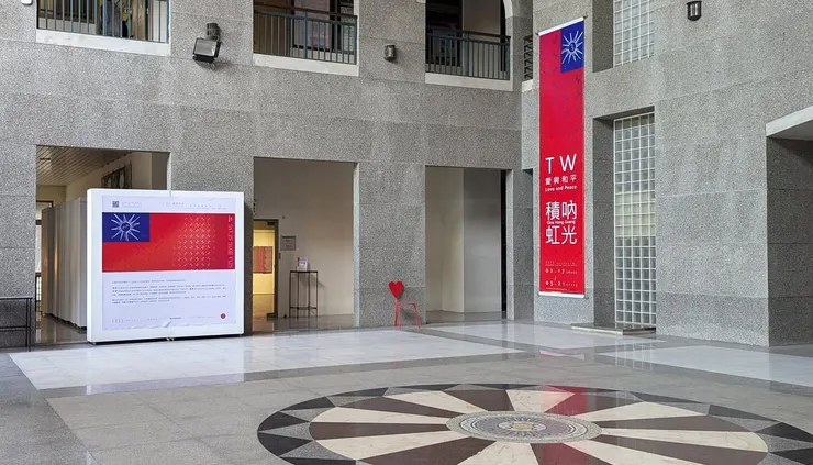 《青天白日滿地虹 (Rainbows From All Over the World)》並不是政治表述，它是一個光譜模型，用來承載不同頻段的能量、衝突與和諧，將個體的觀看經驗轉化為一種可被系統化理解的存在。青天白日滿地虹 is not a political statement.It is a spectral model designed to hold different frequencies of energy, conflict, and harmony, transforming individual acts of seeing into a form of existence that can be understood systemically.