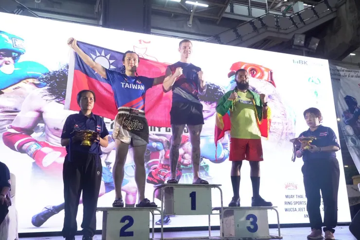 當天打完立刻頒獎略顯狼狽