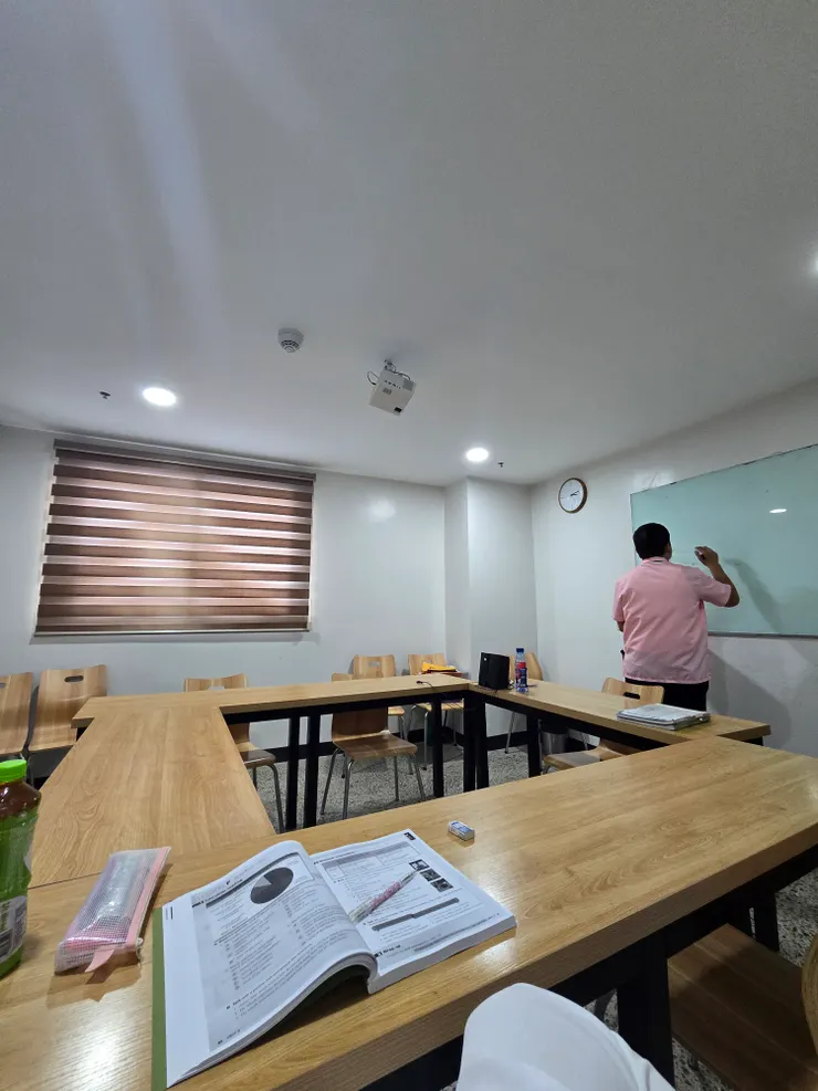 小團體課教室，這天剛好同學都沒來