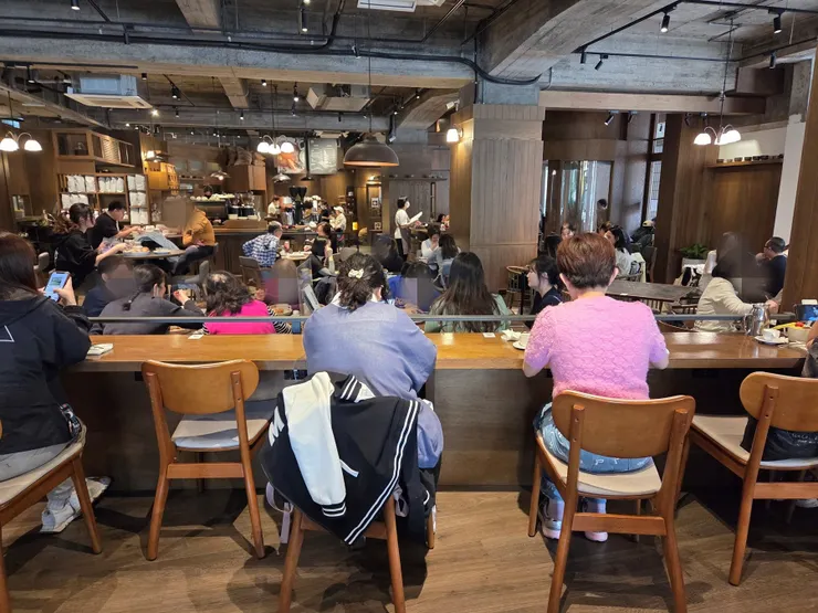 剛到時，真的是座無虛席的狀態。