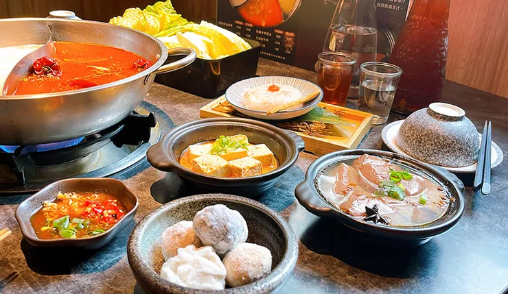 桃園青埔美食【怎麻辣頂級鴛鴦火鍋】麻辣鍋推薦