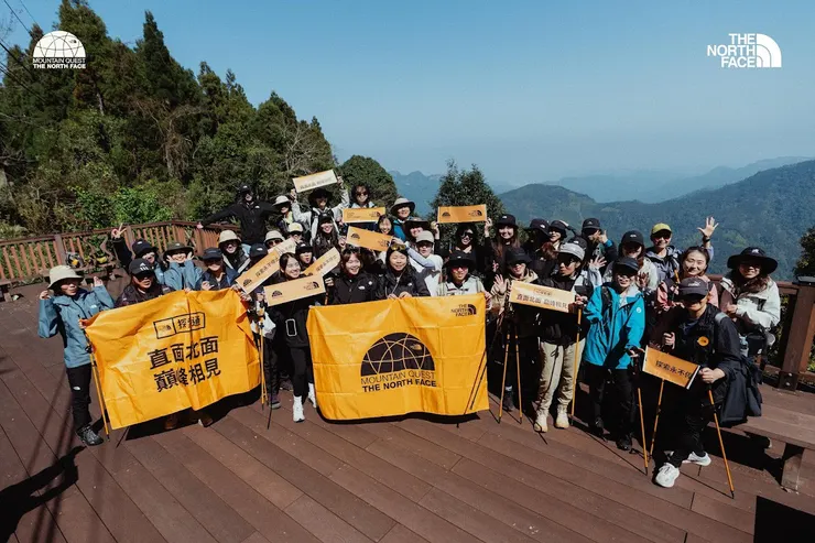 在觀景台上來個晴朗的大合照！