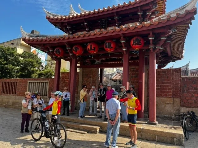 鹿港龍山寺遇到外國人