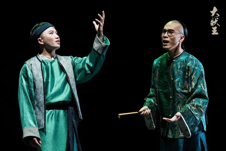 《大狀王》2025年新加入梁仲恆（右）及袁浩楊（左）為巡演主角（圖片來源：香港話劇團）