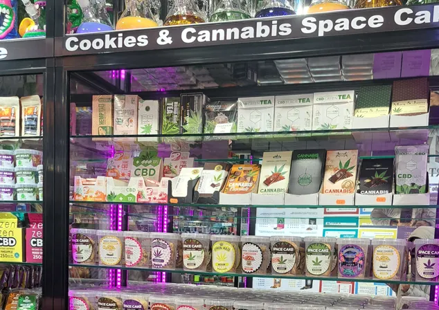 各式各樣的大麻糖果商品..大開眼界...實在無法相信歐洲已如此開放, 葉子證實會傷害大腦耶 不可思議