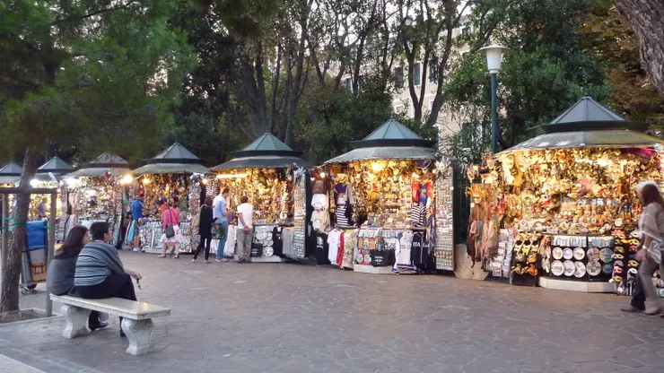 路旁到處都是攤販