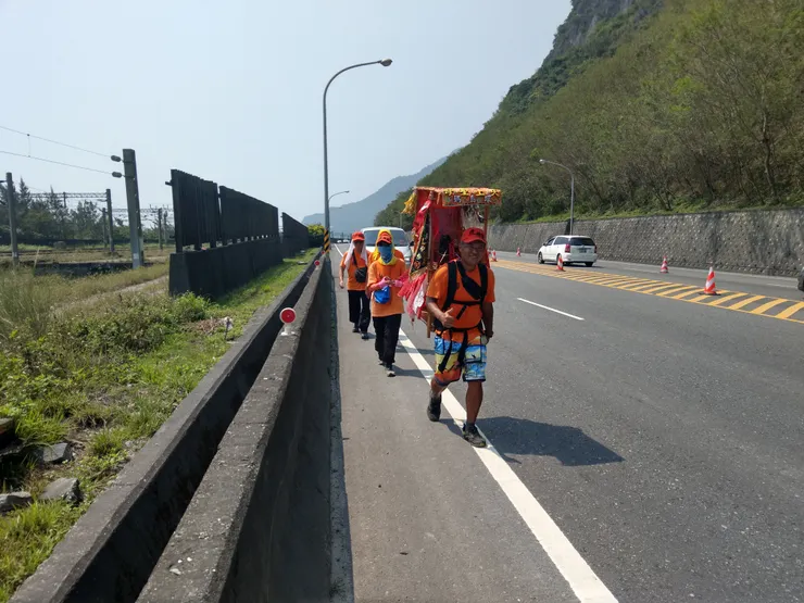 扛著媽祖鑾轎的大哥，對我比了個讚。他們四人扛著媽祖鑾轎環島。