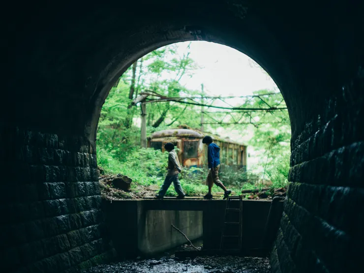 跑到涵洞的兩個孩子